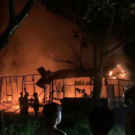 RUMAH SALAH SATU WARGA DI LOK TAMU RT.01 LUDES TERBAKAR